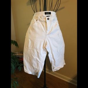 Earl Jean White knee Length Shorts. Sz. 10
